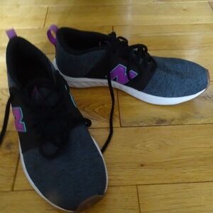 LIKE NEW NEW BALANCE YOUTH RUNNERS SIZE 5.5